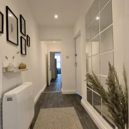 Spacious 3br Flat For Groups Visiting With Keyless Check-in, Free Wifi And Parking 버밍엄