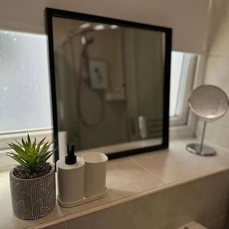 아파트 Spacious 3br Flat For Groups Visiting With Keyless Check-in, Free Wifi And Parking 버밍엄