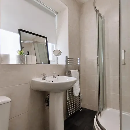 Spacious 3br Flat For Groups Visiting With Keyless Check-in, Free Wifi And Parking * 버밍엄