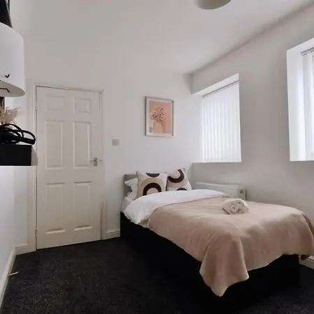 Spacious 3br Flat For Groups Visiting With Keyless Check-in, Free Wifi And Parking 아파트