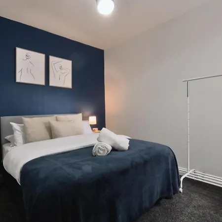 아파트 Spacious 3br Flat For Groups Visiting With Keyless Check-in, Free Wifi And Parking *
