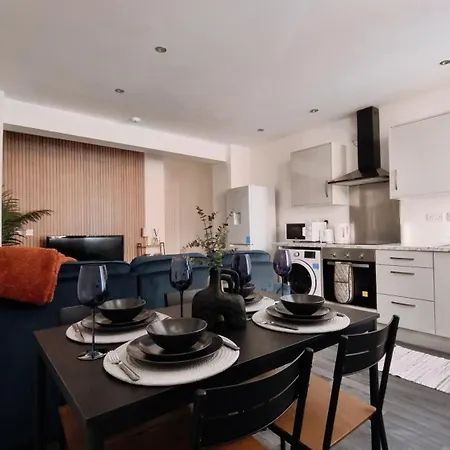 Spacious 3br Flat For Groups Visiting With Keyless Check-in, Free Wifi And Parking *