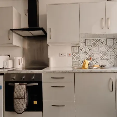 아파트 Spacious 3br Flat For Groups Visiting With Keyless Check-in, Free Wifi And Parking 버밍엄