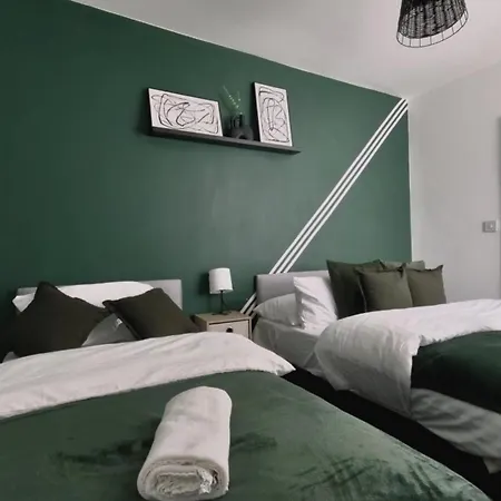 아파트 Spacious 3br Flat For Groups Visiting With Keyless Check-in, Free Wifi And Parking *