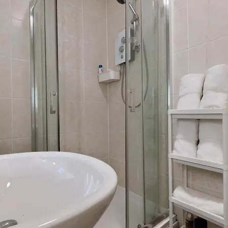 아파트 Spacious 3br Flat For Groups Visiting With Keyless Check-in, Free Wifi And Parking