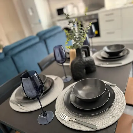 아파트 Spacious 3br Flat For Groups Visiting With Keyless Check-in, Free Wifi And Parking *