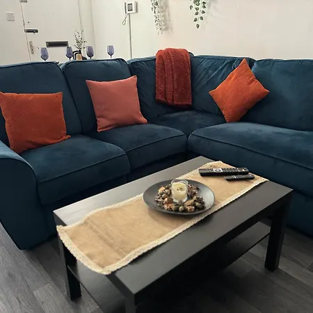 Spacious 3br Flat For Groups Visiting With Keyless Check-in, Free Wifi And Parking